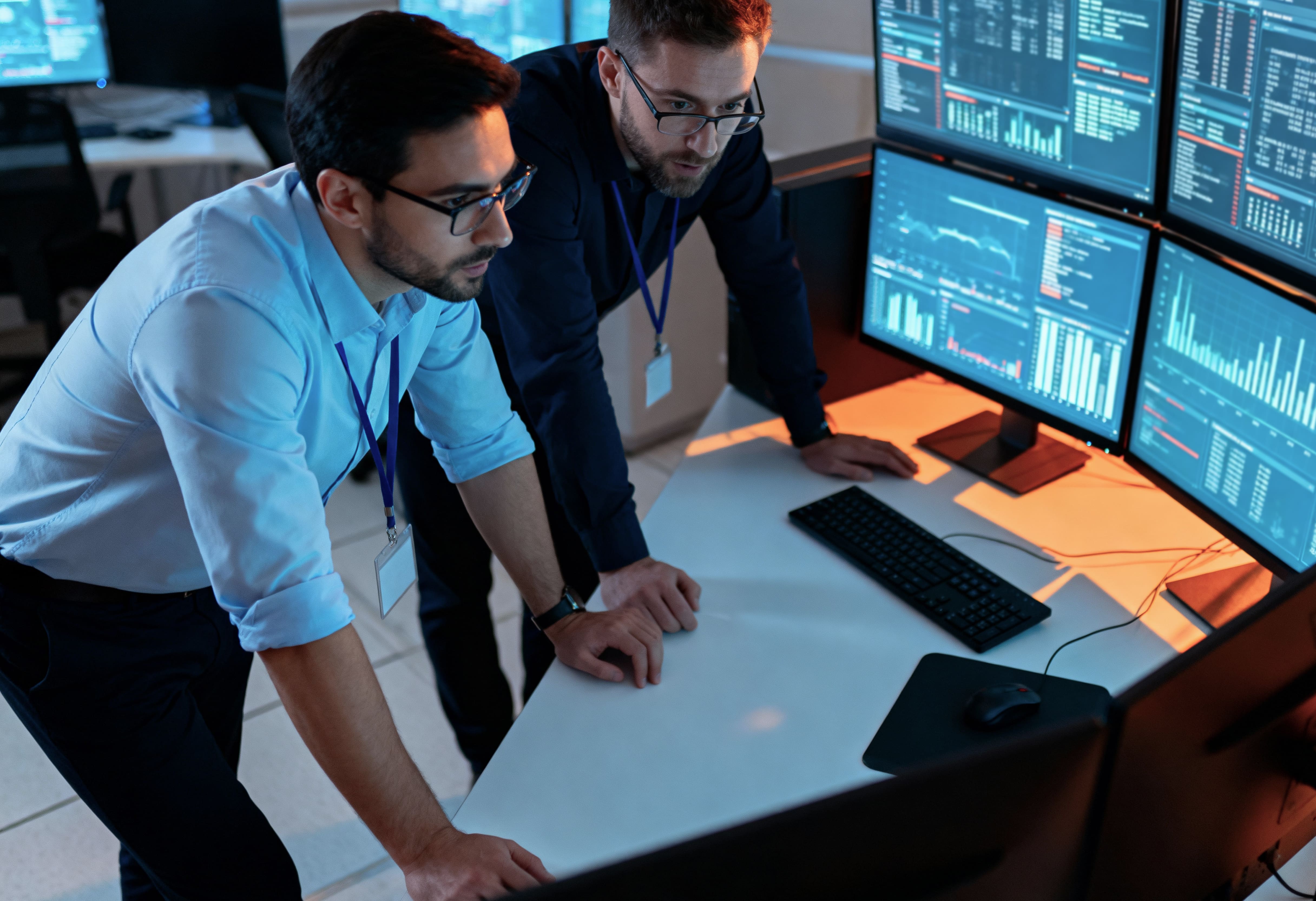 qFpXNk5DyZ_it-professionals-analyzing-real-time-data-control-room (1).jpg